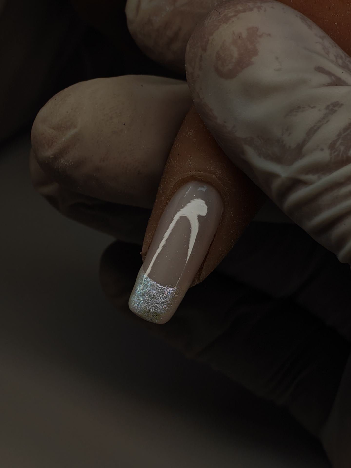 Nude nokat s holografskim french vrhom — Doribelle